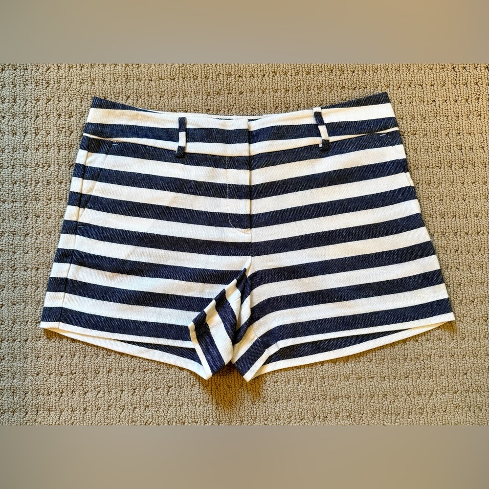 Ann Taylor 4” blue & white stripped shorts in 6P, new w/o tags